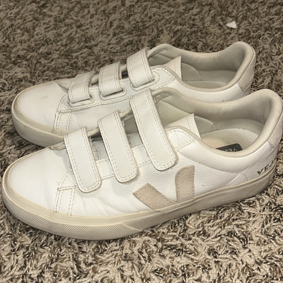 Veja Sneakers - Picture 1 of 5